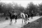 Reg återkomst från manövern 1934. Förbimarsch för general E Testorp. Från vänster: öv Henry Peyron, rm Wilhem Tham. Löjtn Melcher Wernstedt (med standaret), ryttm Bertil Sandström.