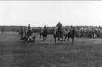 Regementskapplöpningar 1932 på fältet söder kasern, omkullridning på upploppet.