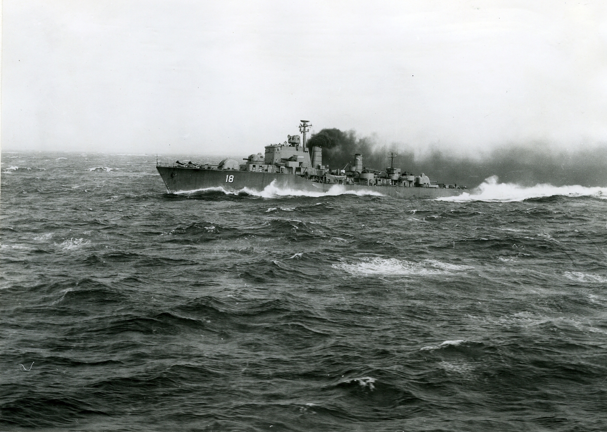 Jagaren Halland under gång, den 30 mars 1955.