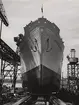 Det danska lastmotorfartyget HARTVIG MAERSK löper av stapeln vid Burmeister & Wain, Köpenhamn, år 1957.