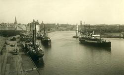 Vykort visande inloppet till sillmarknadsplatsen i Malmö.