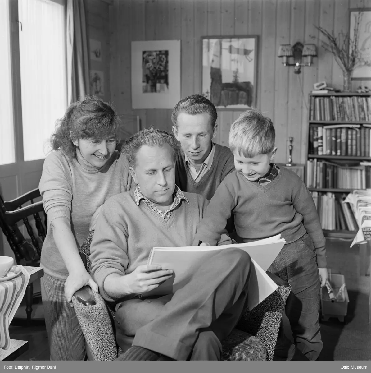 bolig, interiør, stue, familiegruppe, kvinne, forfatter, mann, tegner, gutter