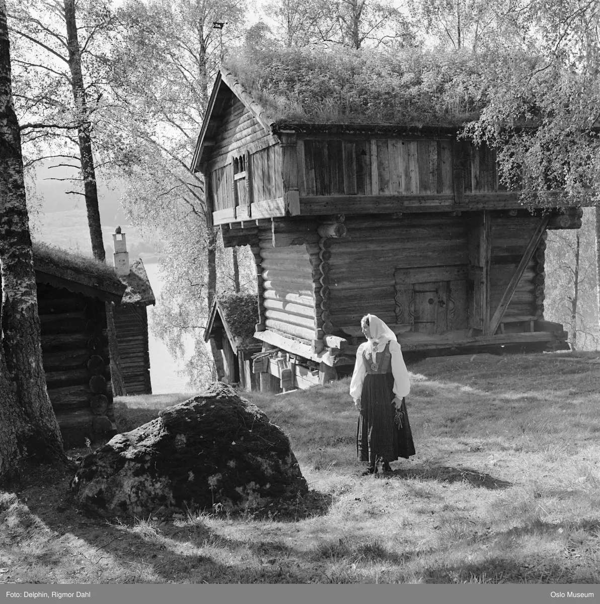 Bjørnsgard, kvinne, skuespiller, gravstein, tømmerhus