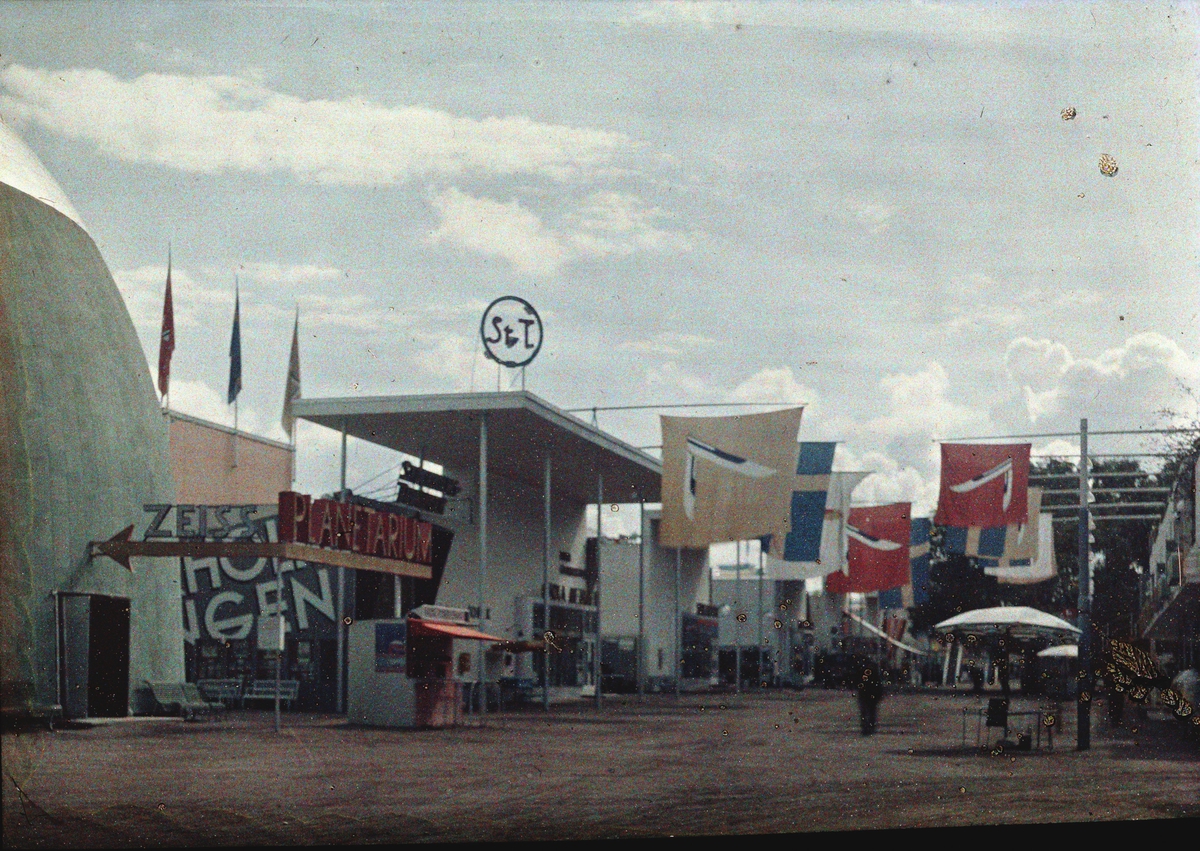 Stockholmsutställningen 1930
Planetarium och flaggor vid huvudstråket Corson.