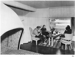 Sommarvilla Stennäs
Interiör Människor i soffgrupp kring bor