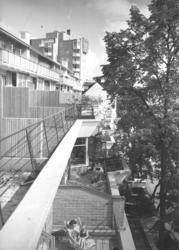 Terass- och höghus
Terasser i förgrunden, höghus i bakgrunde