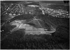 Skogskyrkogården
Flygfoto över minneslunden med omgivning under uppförande. Vy norrut