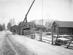 Troligtvis Moreliusgården (t.h.) och Ekmansgården uthus (t.v