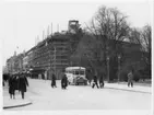 Örebro Sparbank
Exteriör dagtid under byggprocessen. Byggställningar i trä utmed fasad. I förgrunden en buss.