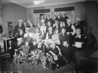 Gruppbild från ett femtioårskalas
Interiör