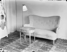 Soffa med bord på matta
Interiör