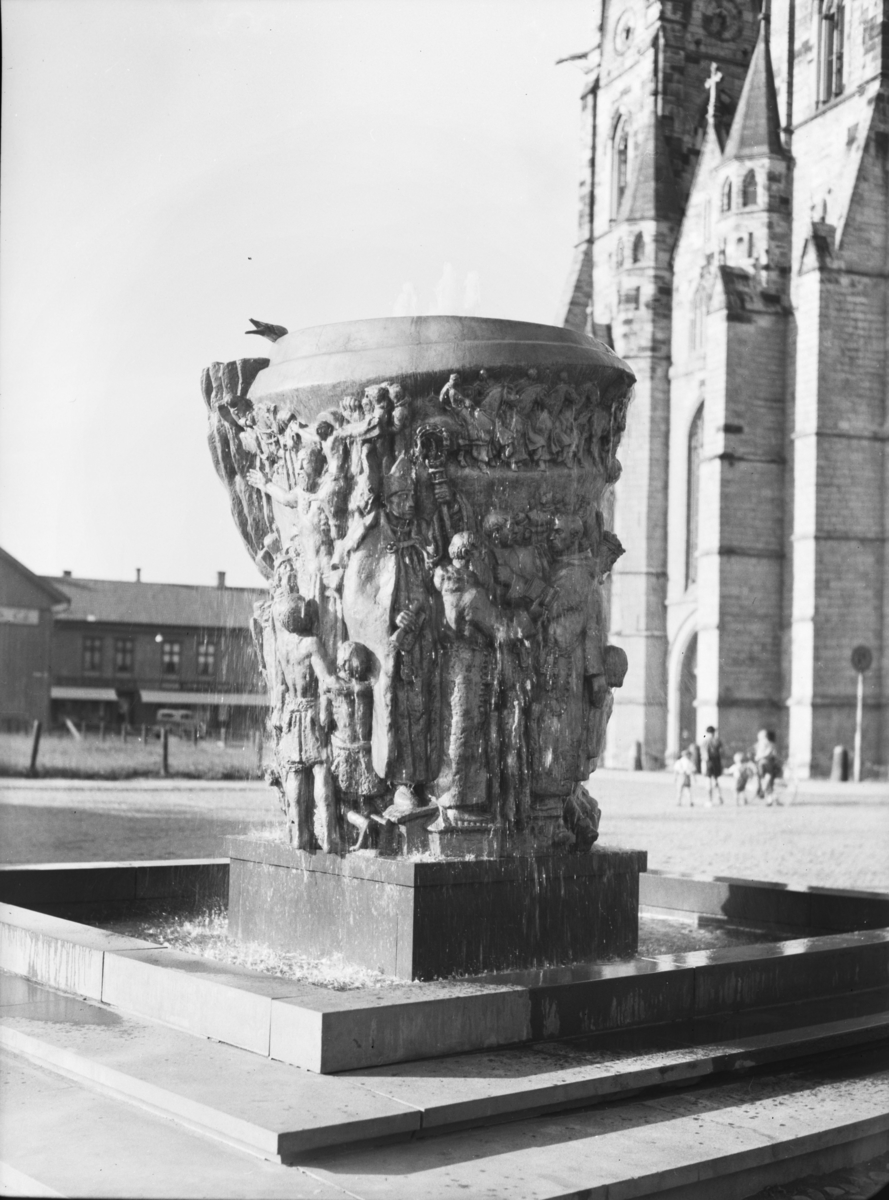 Skulpturen Krönikebrunnen av konstnären Nils Sjögren