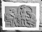 Relief med sömmerska av skulptören William Marklund