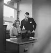 Herrkläder
Man och kvinna vid skrivmaskin
