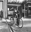 Man vid Crescentcykel framför parfymeriet Voté och Twilfit
Exteriör