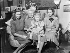 Gruppbild familj
Tre kvinnor och en flicka
Interiör