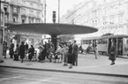 Svampen på Stureplan, Stockholm
Män, kvinnor och barn i väntan på spårvagnen
Exteriör