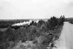 Järnväg med tåg vid landsväg
Exteriör