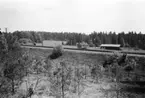 Järnväg och bebyggelse vid landsväg
Exteriör