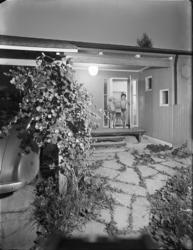 Sven Markelius villa i Kevinge, Danderyd
Entré i kvällsljus
