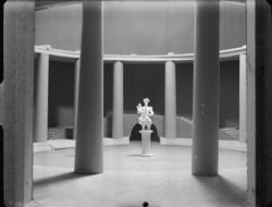 Modell föreställande Kanslihusets gård med skulptur av Bror 