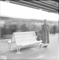 Västra tunnelbanan, tunnelbanebänk i förgrunden, människor s