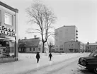 Söderhjelmska gården vid Södra Kungstensgatan i Gävle
Exteriör, gata och öppen plats med butiker. Gående människor.