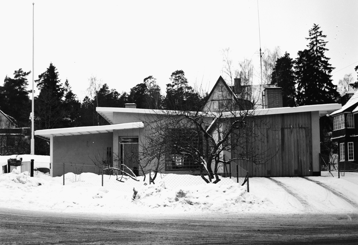 villa Magnusson
Exteriör, villan från norrsidan med garageinfart och entré