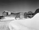 Ladugård, Strömsberg
Exteriör, ladugård för biffkor. Byggnad med välvd takkonstruktion, snötäcke i förgrunden