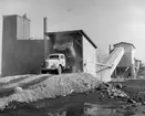 Hällabrottet, Yxhult
Exteriör, lastbil vid fabriksbyggnad