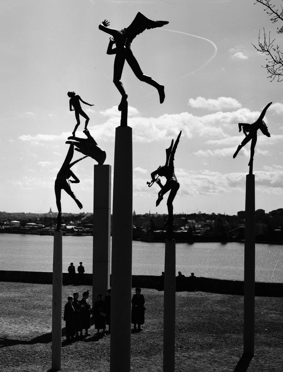 Millesgården
Miljöbild, skulpturparken. Nedre terrassen med skulpturer, bland annat Musicerande änglar och Guds hand, på höga socklar som avtecknar sig som silhuetter mot himlen