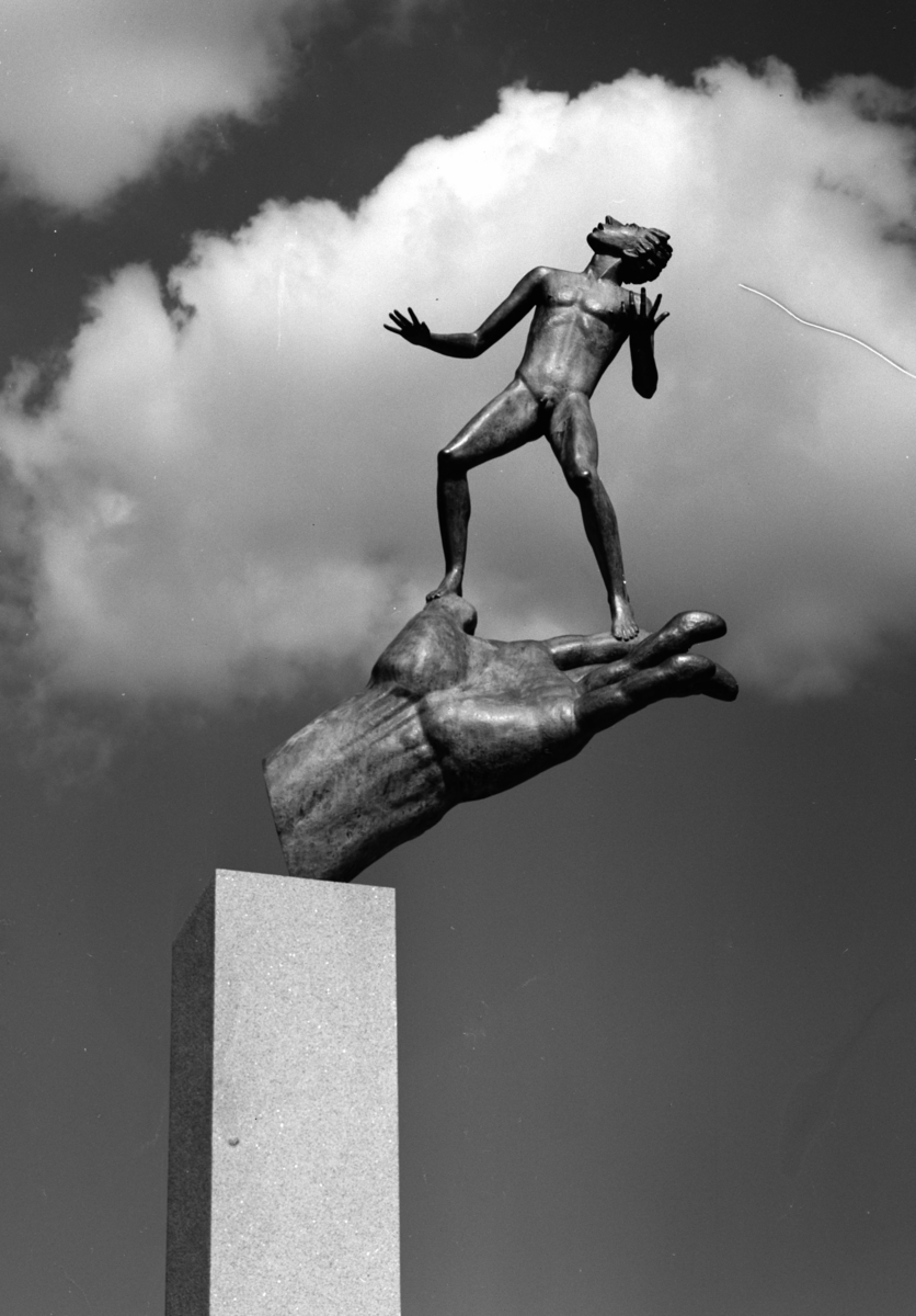 Millesgården
Miljöbild, skulpturparken. Skulpturen Guds hand på hög sockel som avtecknar sig mot himlen. Nedre terrassen