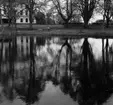 Uppländsk bruksmiljö
Exteriör, park med damm. Herrgårdsbyggnad i fonden