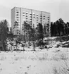 Flerbostadshus
Exteriör, bygge av höghus. Snötäckt sluttning med tallar i förgrunden.