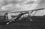 Flygplan J 11 tillhörande F 9 på ett flygfält på F 3 Östgöta flygflottilj, 1940-tal.  Märkt nr 20.