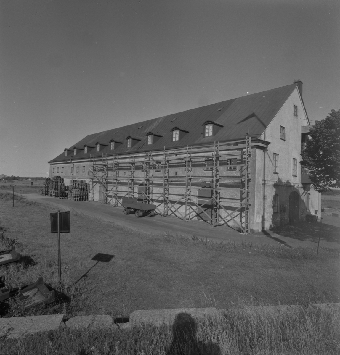 Tegelbyggnad, placerad i Bastion Kungshalls mitt. Numera privatägd.