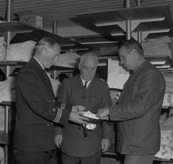 Tre män i persedelförrådet