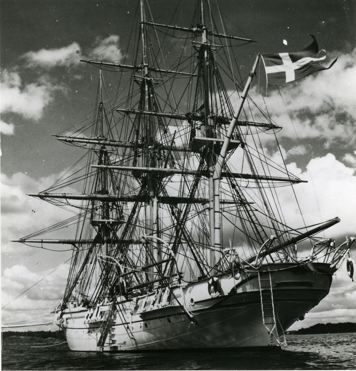 3-mast. fullriggaren Jarramas till ankars i Stockholms skärgård, augusti 1946.