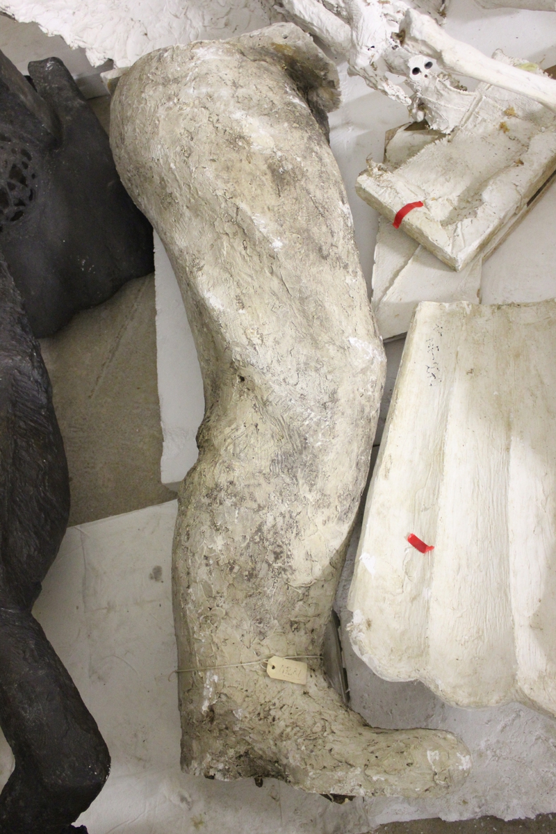 Skulptur i gips i full størrelse av et hode. Tittel: "BRYGGESJAUEREN". Skulpturen i bronse står i Drammen Se nr.276