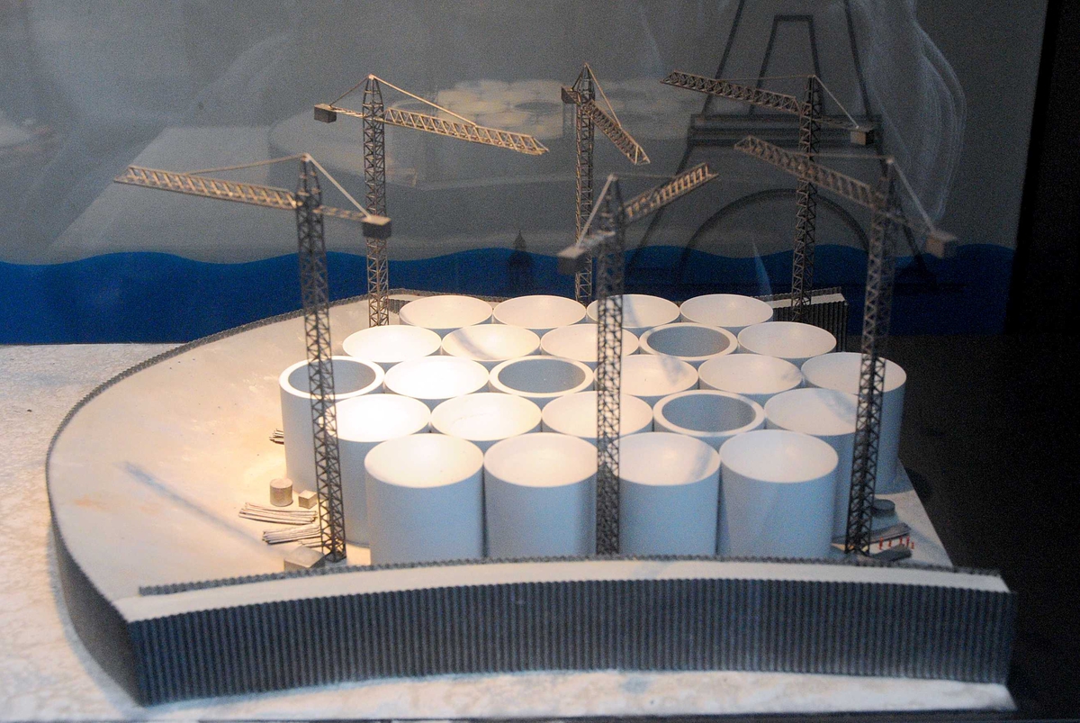 Modell nummer elleve i modellrekken som viser betongplattformen Gullfaks C i flere trinn i byggeprosessen, fra støping til ferdig sammenføyet, i kronologisk rekkefølge:
1. Tidlig fase med betongcellene i bunnseksjonen i tørrdokk. 
2. Hele betongunderstellet da det var ferdig støpt. 
3. Dekket som monteres på betongskaftene. 
4. Den komplette betongplattformen som står på havbunnen.

Modellen er bygget i målestokk 1:750.