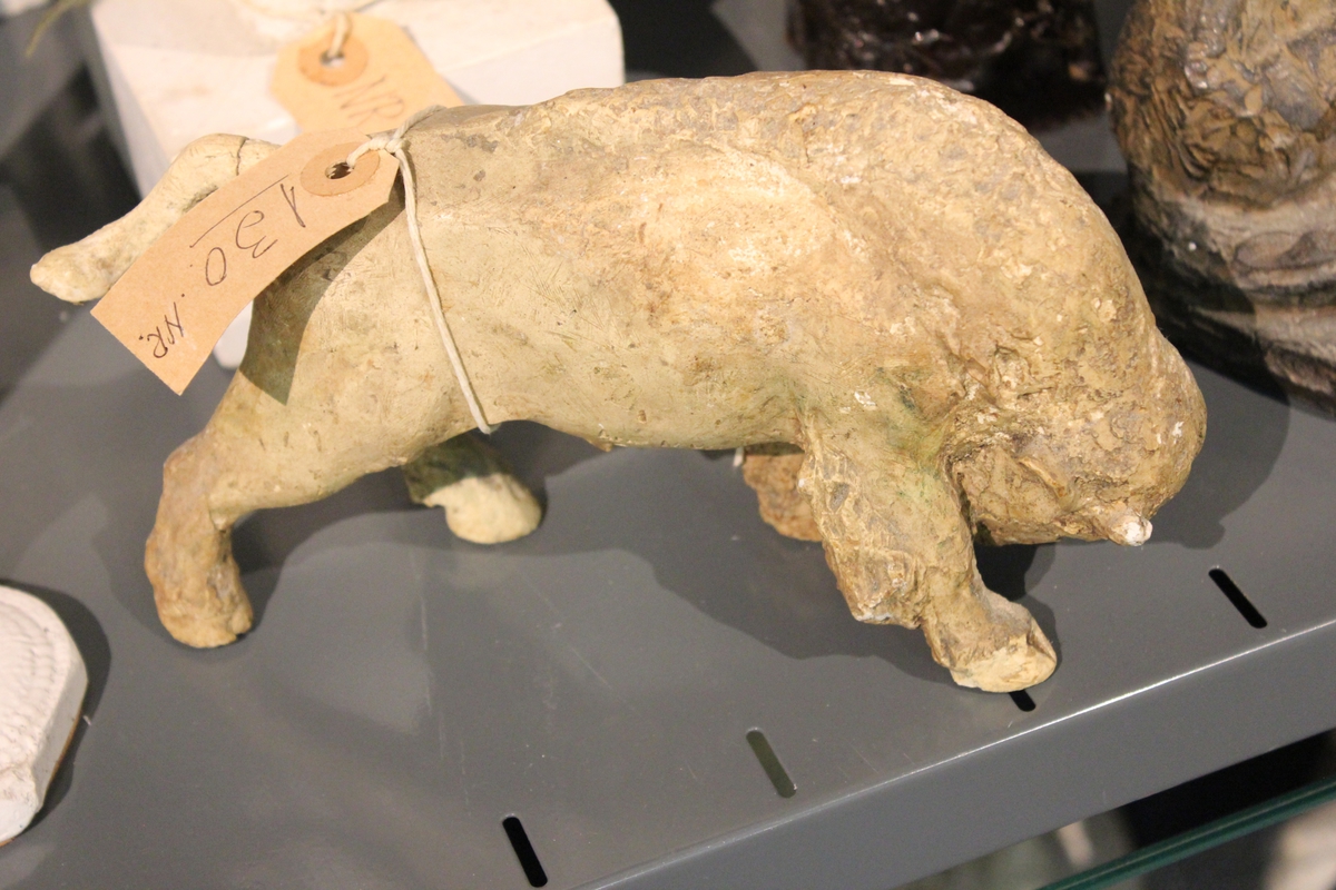 Skulptur i gips av en Bison okse. Tittel: "EUROPEISK BISON" 1935.
I bronse 11cm. finnes det et eksemplar i Nasonalgalleriet i Oslo og ett i et galleri i Stockholm.