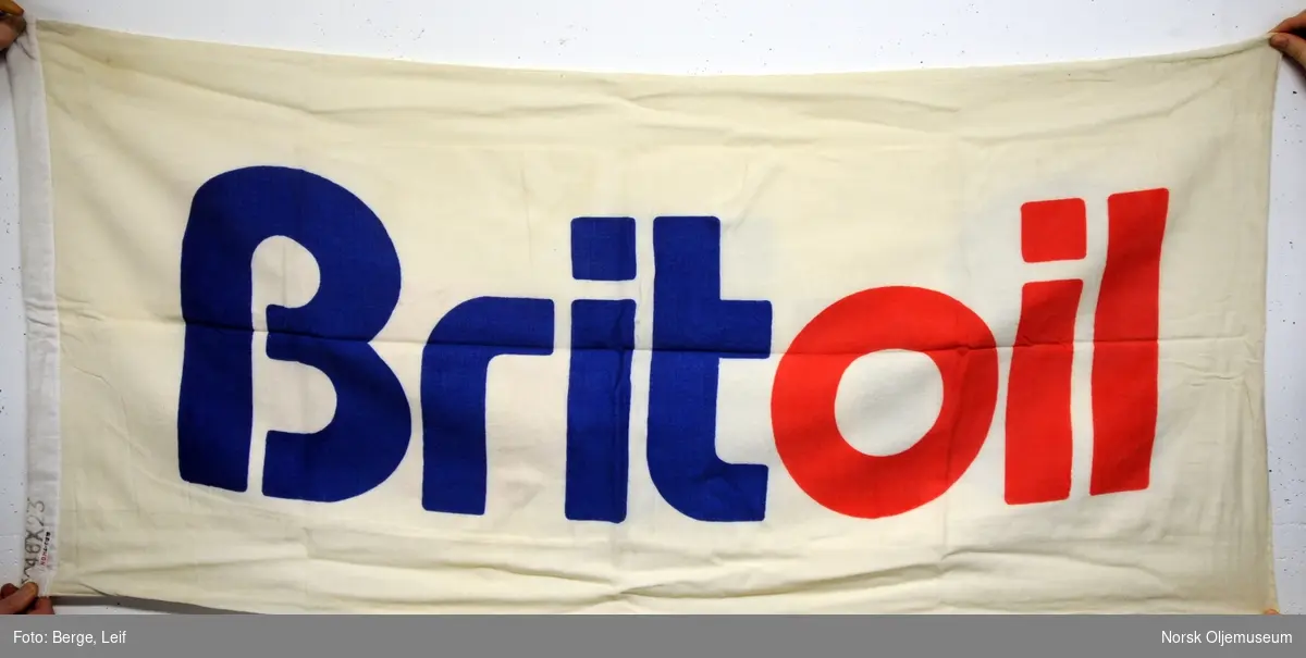 Flagg med logoen til Britoil.