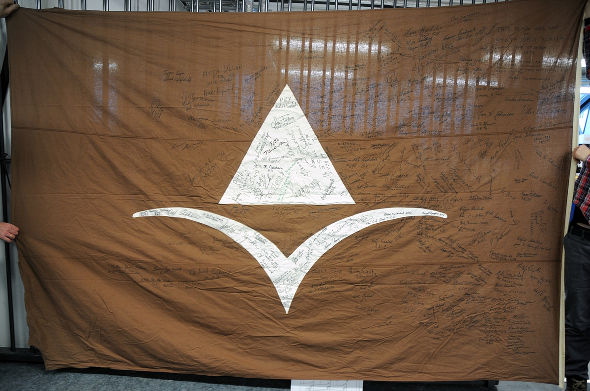 Aker hadde en logo formet som en måke med en sirkel i overkant av midtpunktet.
Brownakers logo videreførte denne med en pyramide i stedet for sirkelen.