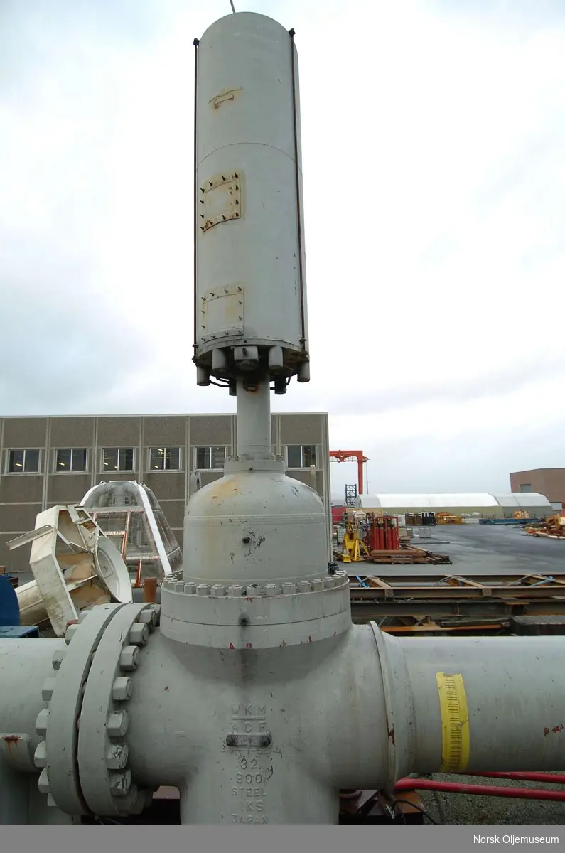 Pigstasjon med tilhørende rør og ventil, avbildet på Totals base i Dusavik.