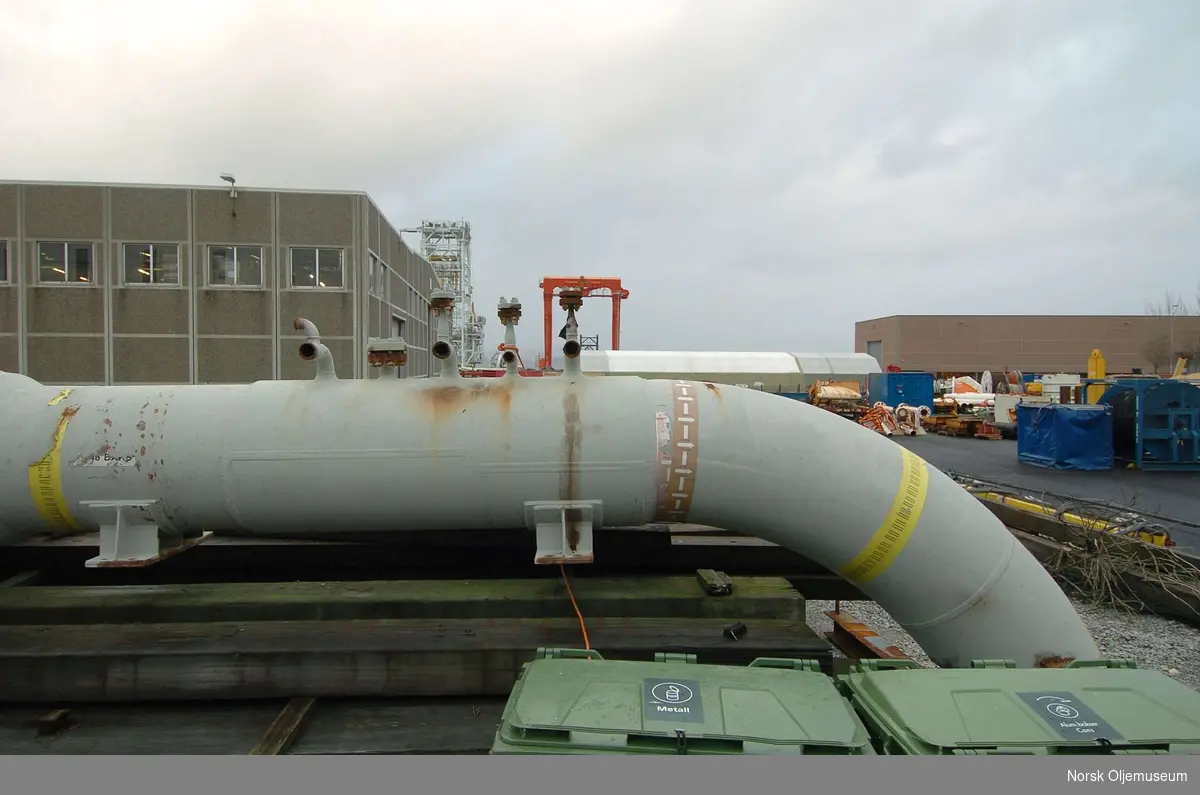 Pigstasjon med tilhørende rør og ventil, avbildet på Totals base i Dusavik.