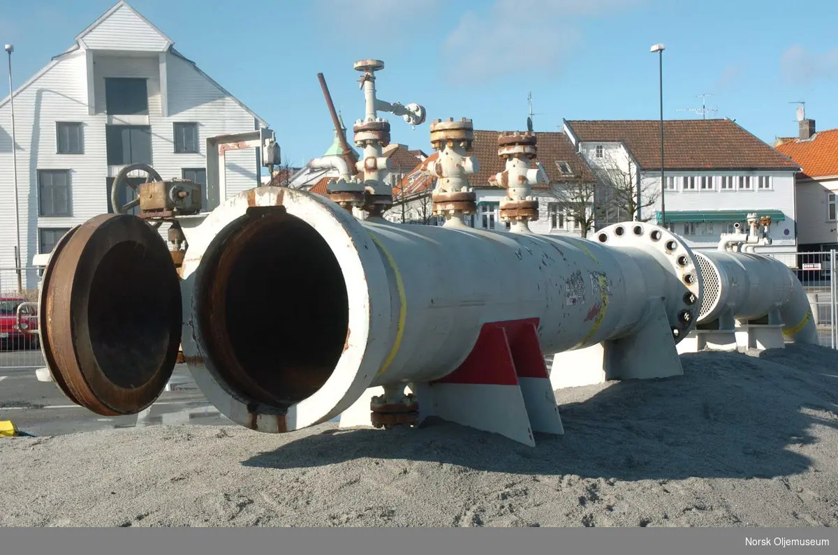 Pigstasjon med tilhørende rør og ventil, avbildet på Totals base i Dusavik.