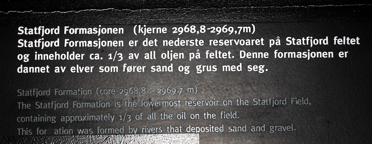 Kjerneprøver fra Statfjordfeltet plassert i monter. Under 33/9-A2 står det Cook formasjonen. Under 33/4-A-23 står det Statfjord Formasjonen Under 33/9-A22 står det Tarbert formasjonen. 