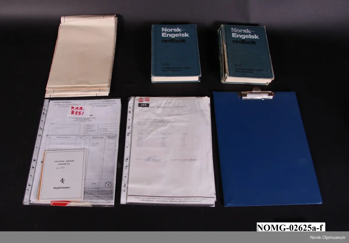 a. Dokument i plastmappe: "Kalibrerings rapport" (3 stk).
b. Dokument i plastmappe: "approved certificate barometer" (2 stk)
c. Dokument: PLATFORM CO-ORDNATES (3 stk).
d. NORSK-ENGELSK ORDBOK
e. NORSK-ENGELSK ORDBOK
f, Dokumentholder