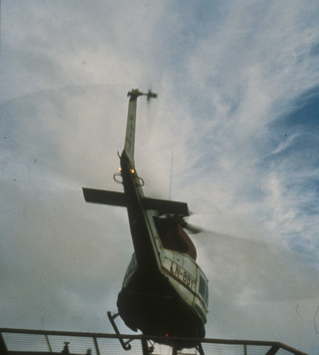 Helikopter Bell 212  LN-OQY på helikopterdekk