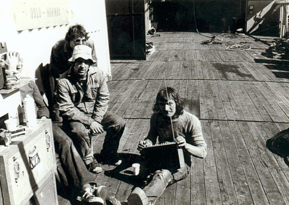 Arbeidspause med kaffe, røyk og nitimen under arbeidet med Dunlin A plattformen.  Fra venstre sitter Bjørn Wiik, Ivar Simonsen, Jan Egil Pettersen og Henning Christensen.